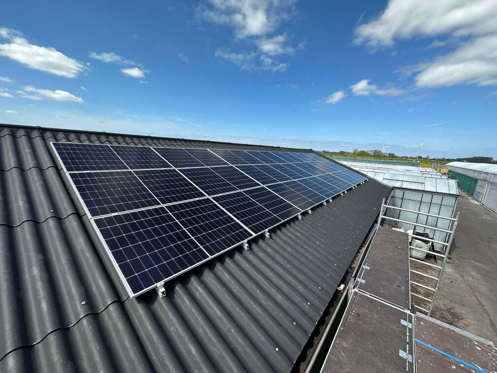 Agrarische zonnepanelen op dak Zonnepanelen op bedrijfspand