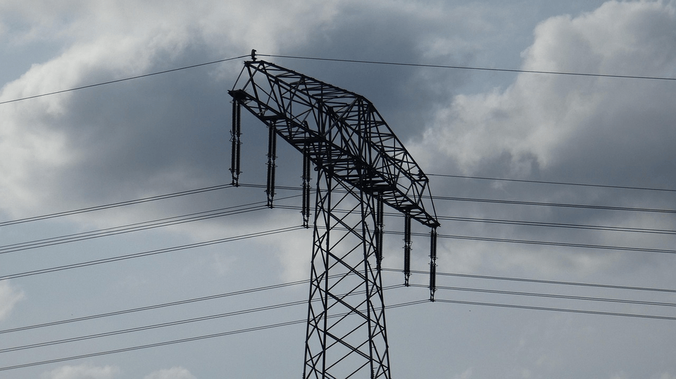 hoogspanningsmast-netcongestie-elektriciteitsnet Hoogspanningsmast met bewolkte lucht als illustratie van overbelasting op het elektriciteitsnet